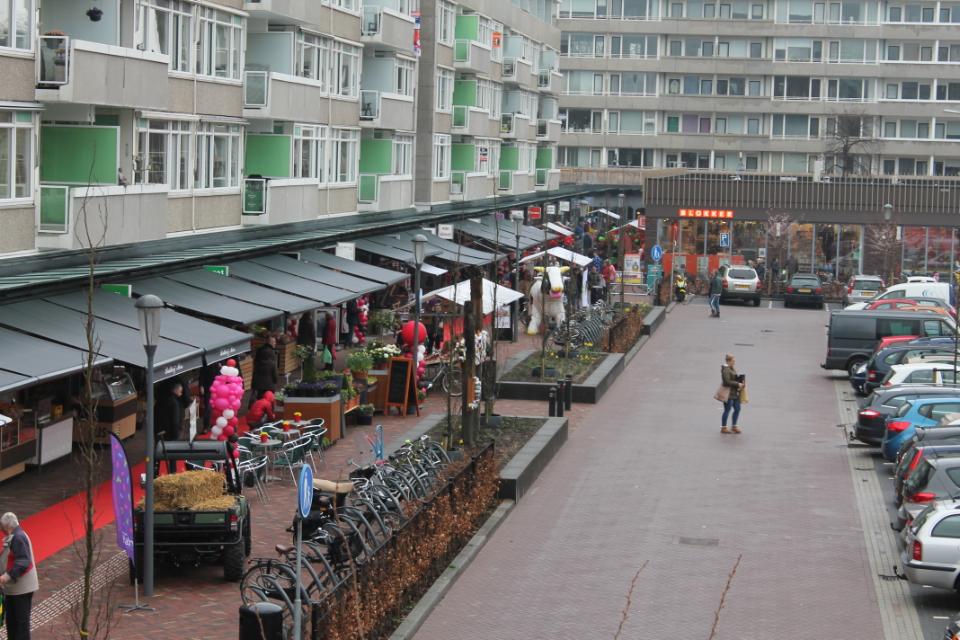 Buitenaanzicht winkelcentrum de Hoef in Alkmaar